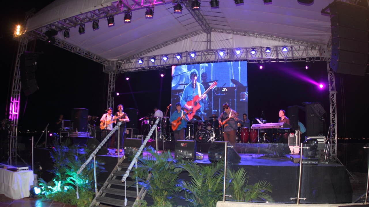 Boris Fadul con guitarra